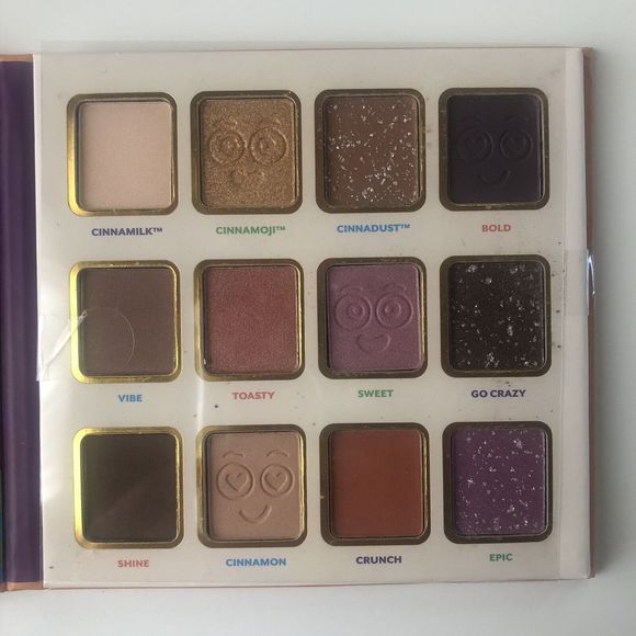 Cinnamon Toast Crunch Set: Eyeshadow Palette, Makeup Brushes, & Cosmetic Bag - Picture 8 of 11